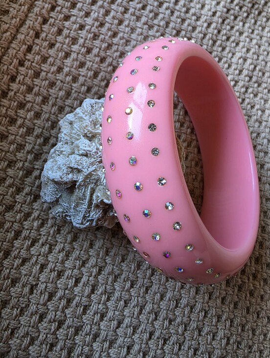 Jewelry - Vintage-style pink lucite bangle